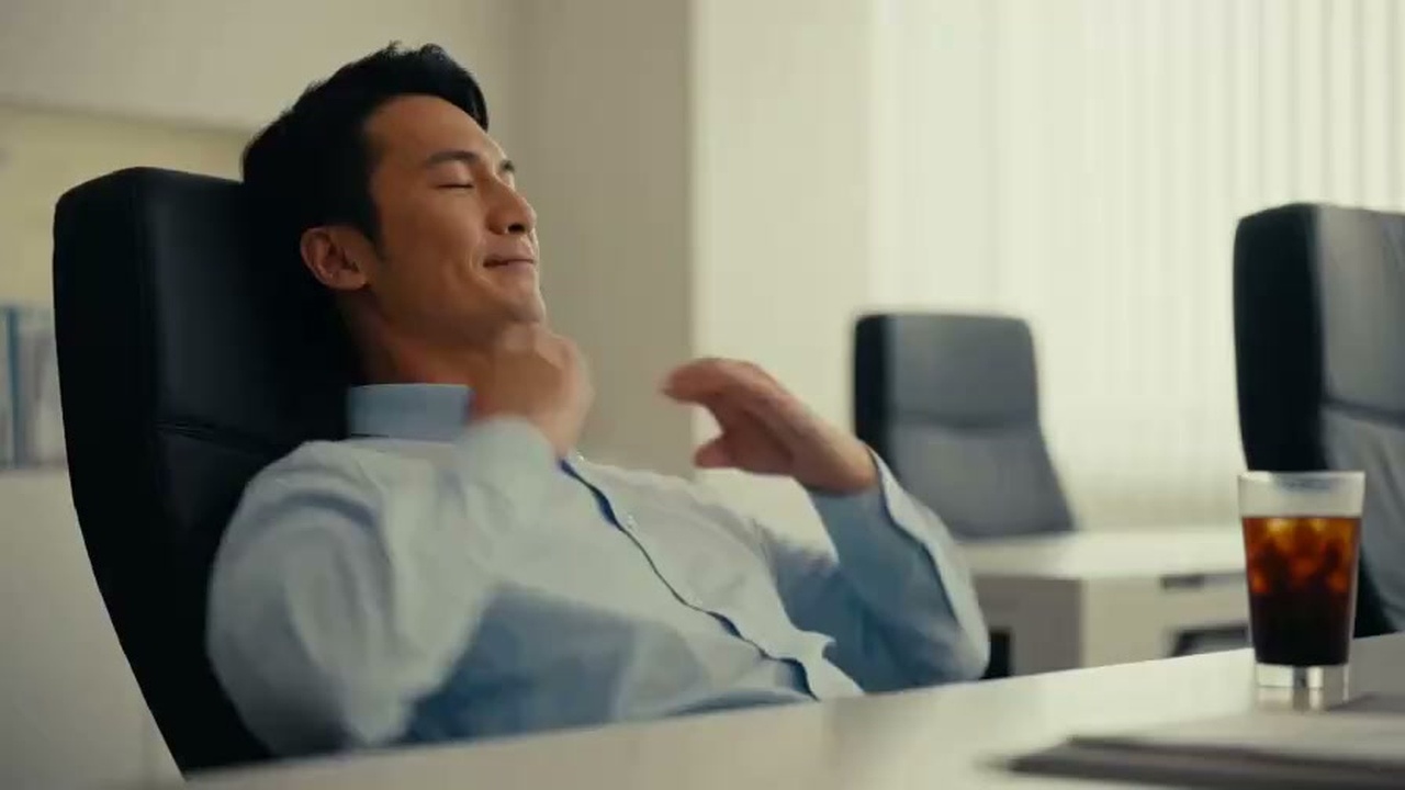 仮眠から目覚めてクリアな表情で背筋を伸ばし集中するビジネスパーソンのスナップ