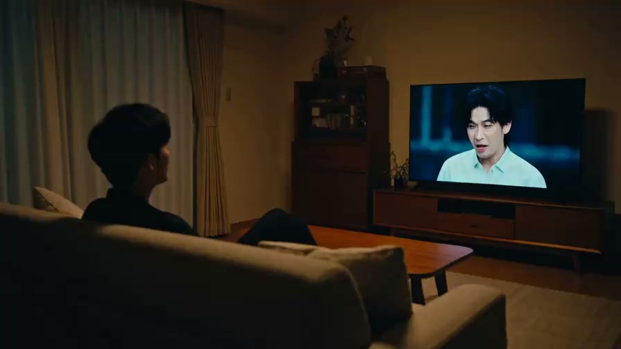 リビングでテレビの櫻坂46選抜発表を息を呑んで見つめるファンの様子