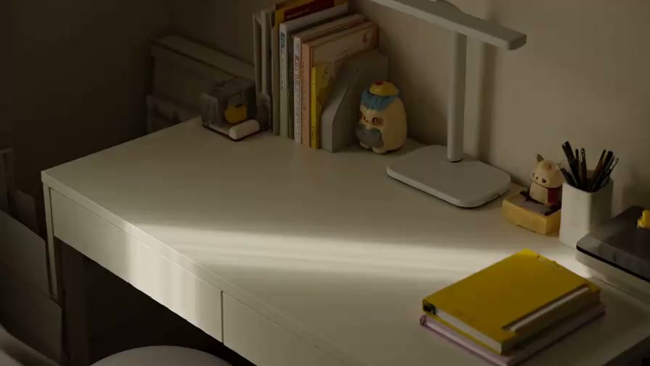 ナチュラルテイストの部屋でポケモングッズを並べて楽しむ様子の写真