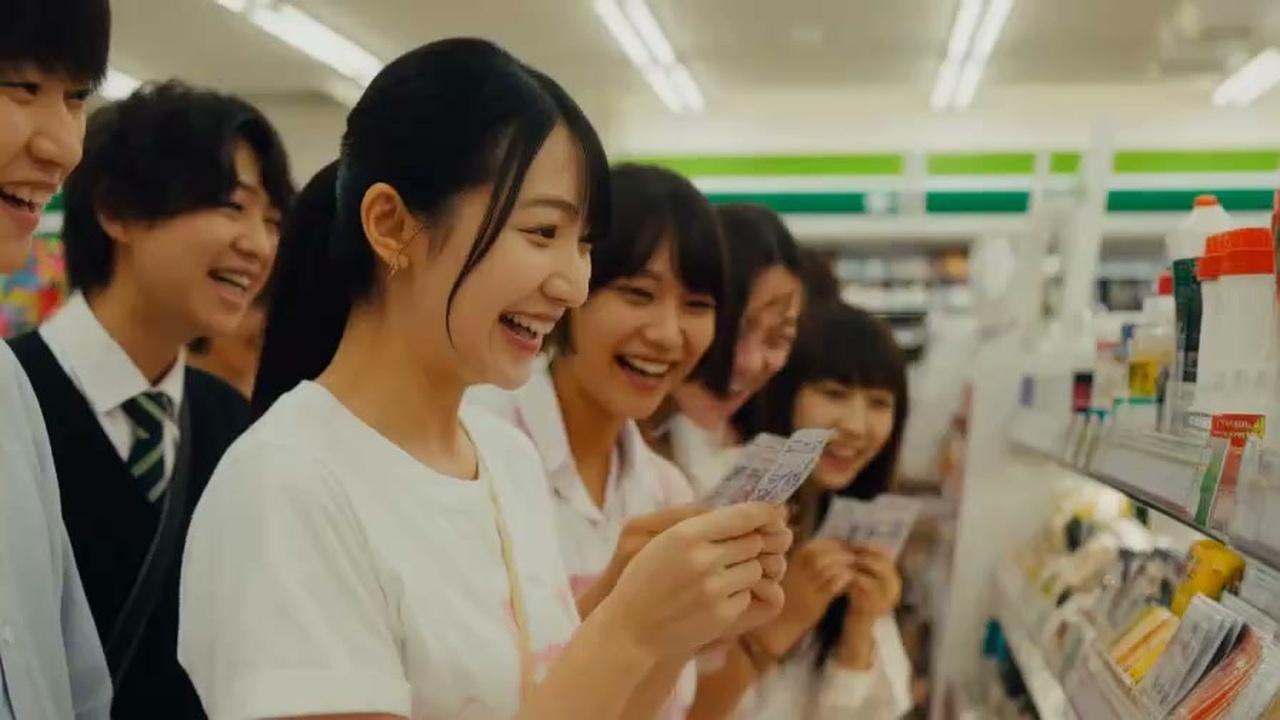 コンビニエンスストアのレジで一番くじを引く日本の若いアニメファンのリアルスナップ