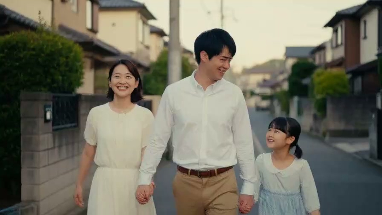 穏やかな住宅街を笑顔で歩く日本のファミリー