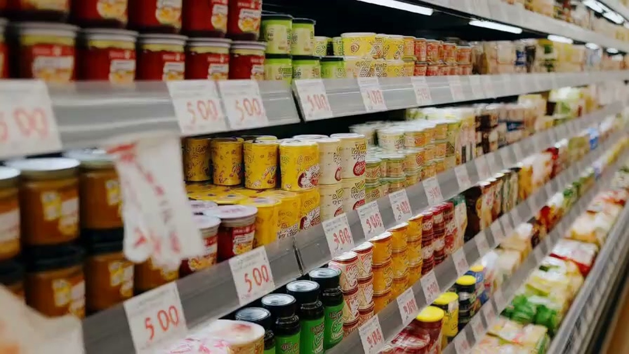 10月の値上げ告知が並ぶスーパーの陳列棚