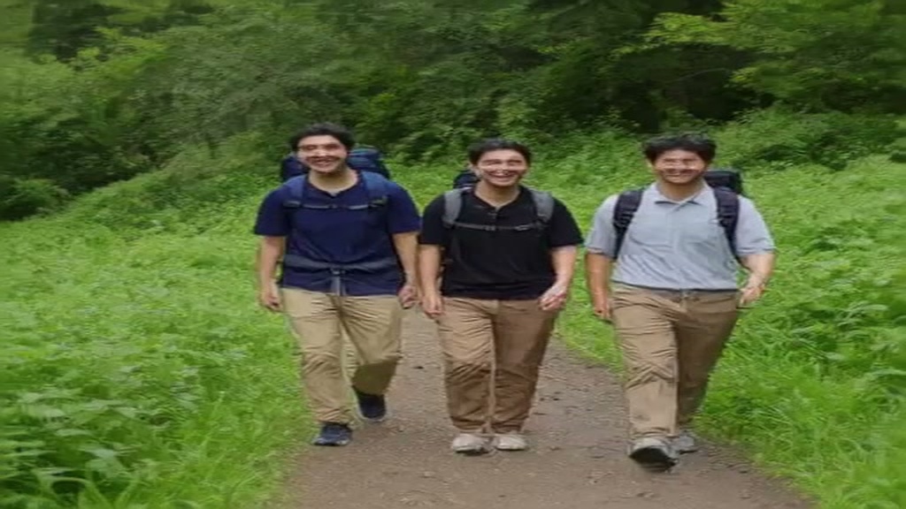 北海道の大自然を仲間とともに歩くエンジニアたち