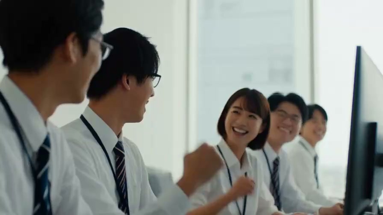 オフィスでAIツール活用に歓喜するチーム