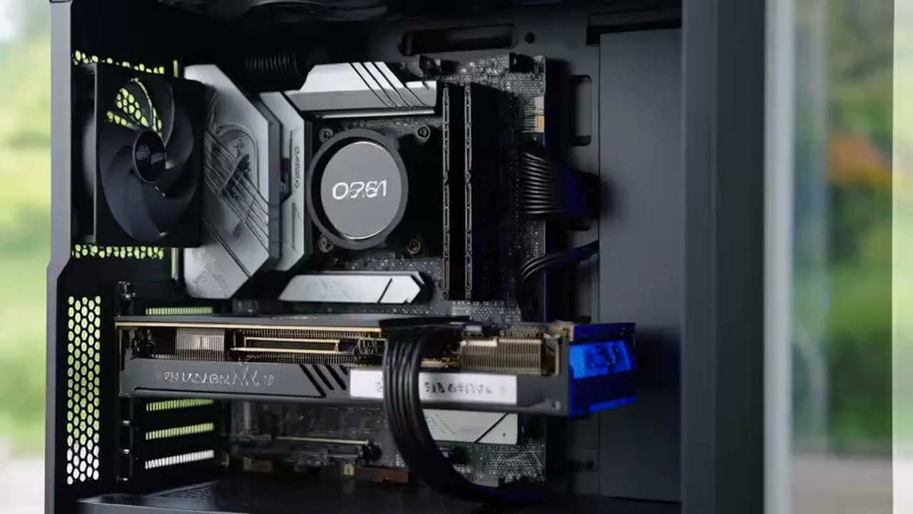 青く光る自作PCの水冷クーラーと最新GPUが机の上で稼働しているスナップ